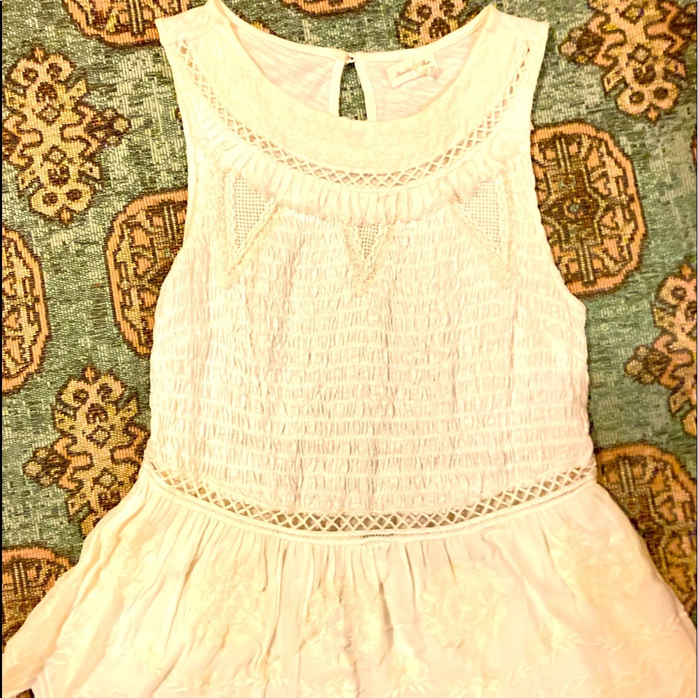 Sleeveless white tunic